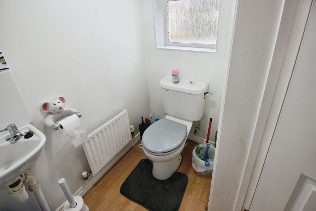 Property photo 2 of 13 Pbox-Bathroom-341820.Jpg
