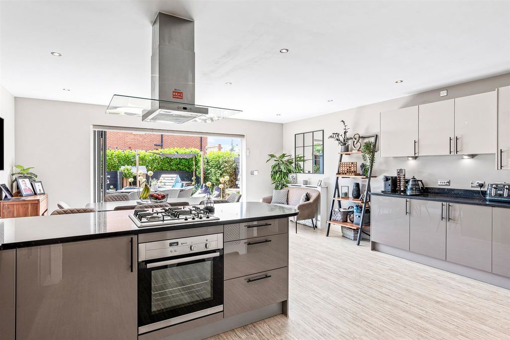 Property photo 2 of 40