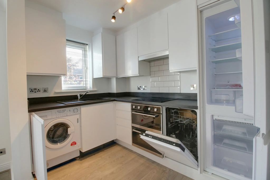 Property photo 3 of 9 Kitchen 1