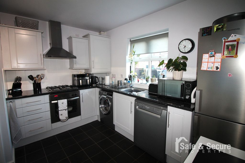 Property photo 3 of 19 Kitchen 1