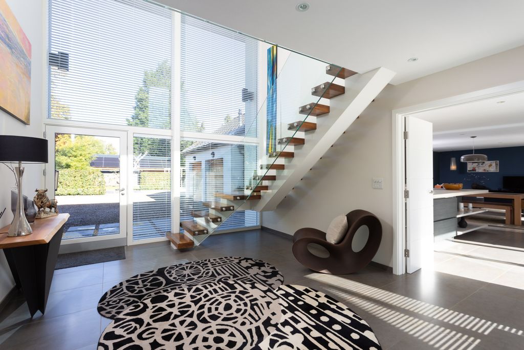 Property photo 2 of 22 Hallway