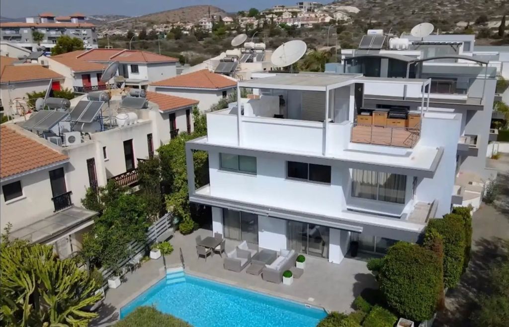 Property photo 2 of 16