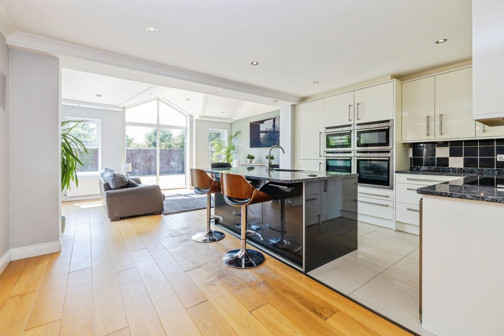 Property photo 3 of 25 2026-07-29-35Blackfriarsroad031