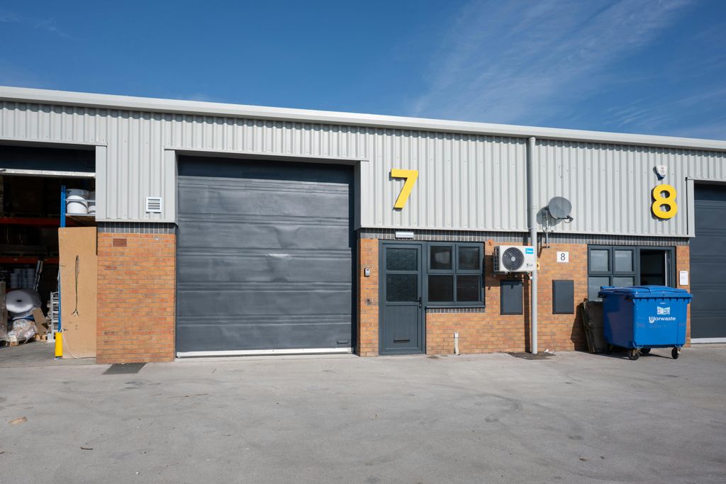 Property photo 1 of 4 Unit_7_York_North_0006.Jpg