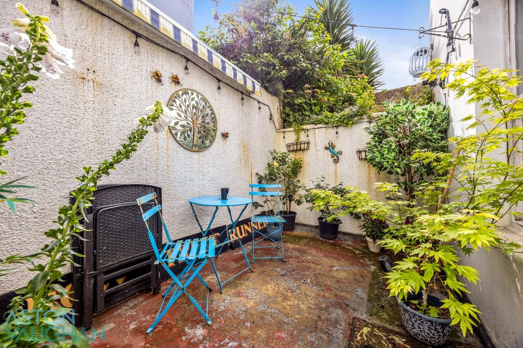 Property photo 2 of 16 5220493