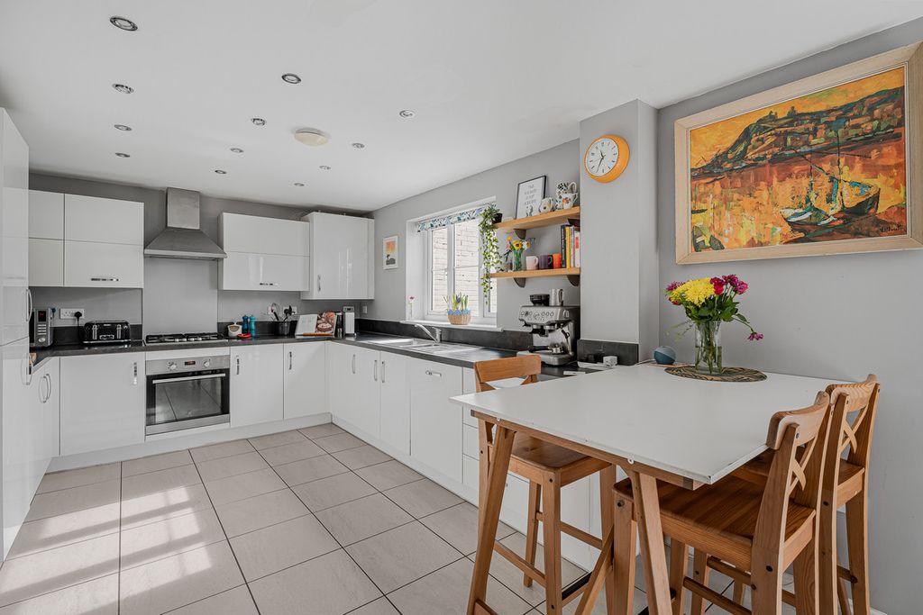 Property photo 2 of 27