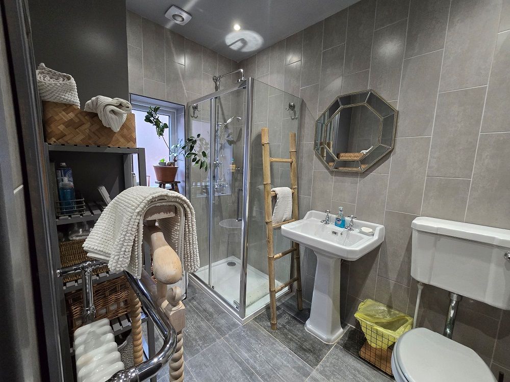 Property photo 3 of 11 Bathroom 3 (2)