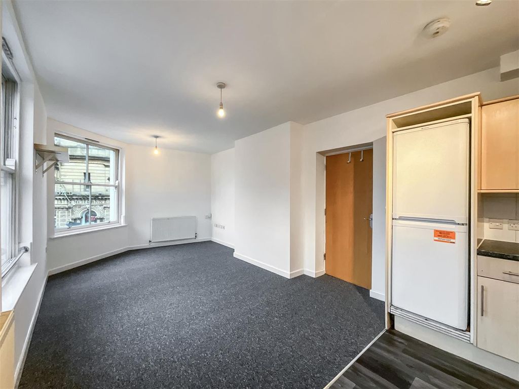 Property photo 3 of 13 Kitchen/Lounge