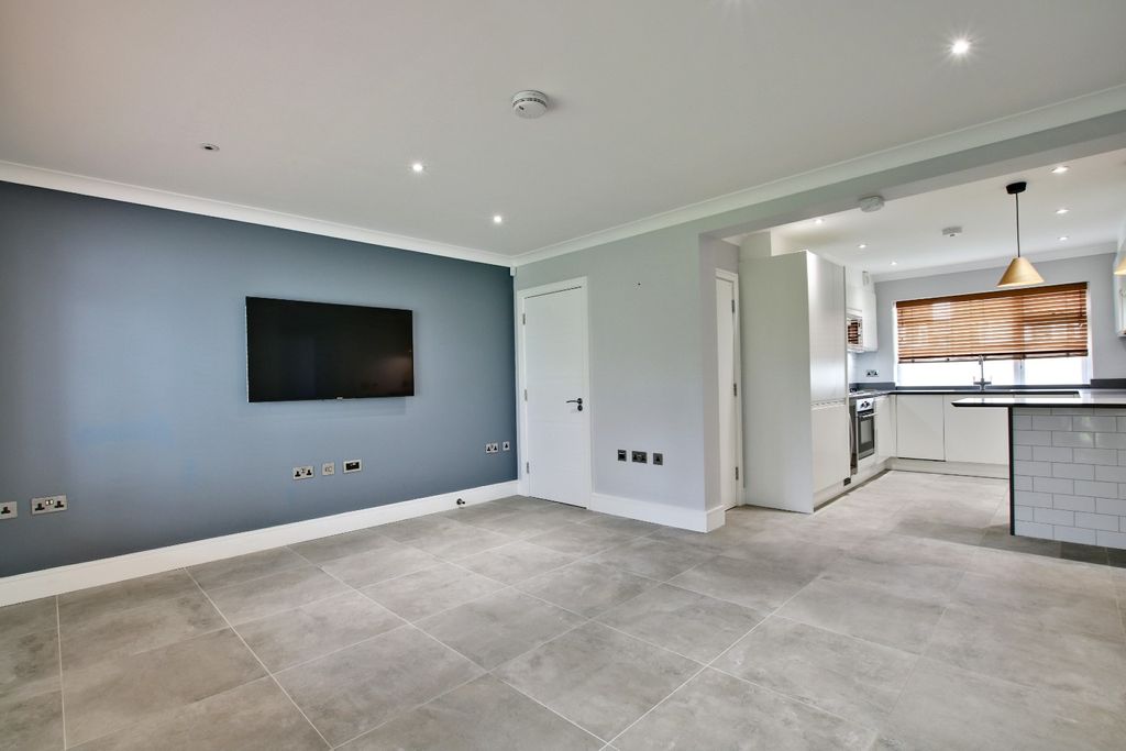 Property photo 3 of 11 2358613