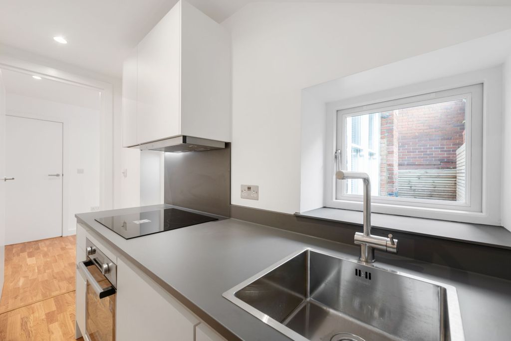 Property photo 1 of 10 Kitchen