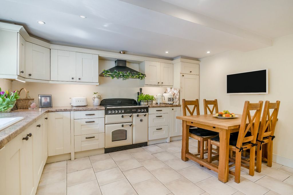 Property photo 3 of 19 Kitchen/B'fast Room