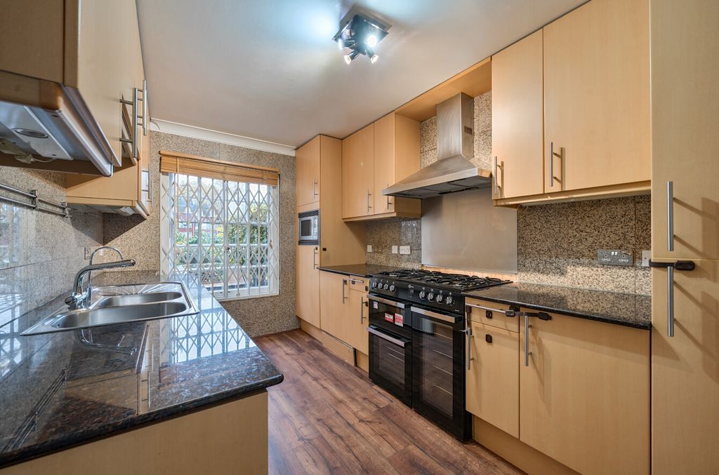 Property photo 2 of 11 1373570-18-6907cd...