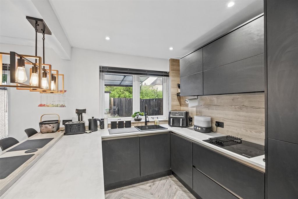 Property photo 3 of 20 Braemar Street-8.Jpg