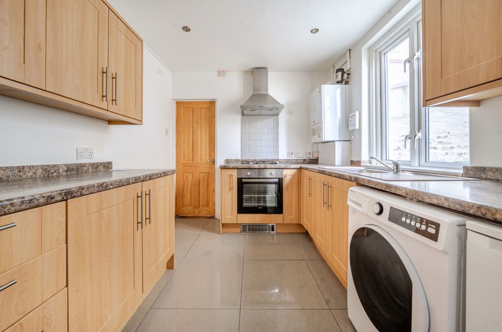 Property photo 2 of 14 1360868-8-68Da7A5...