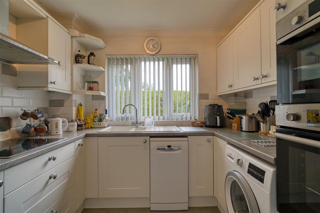 Property photo 2 of 10 Kitchen