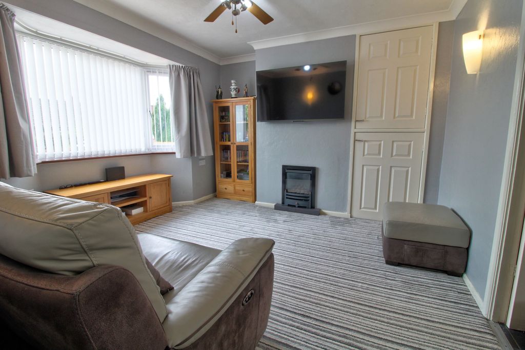 Property photo 2 of 11 Lounge1