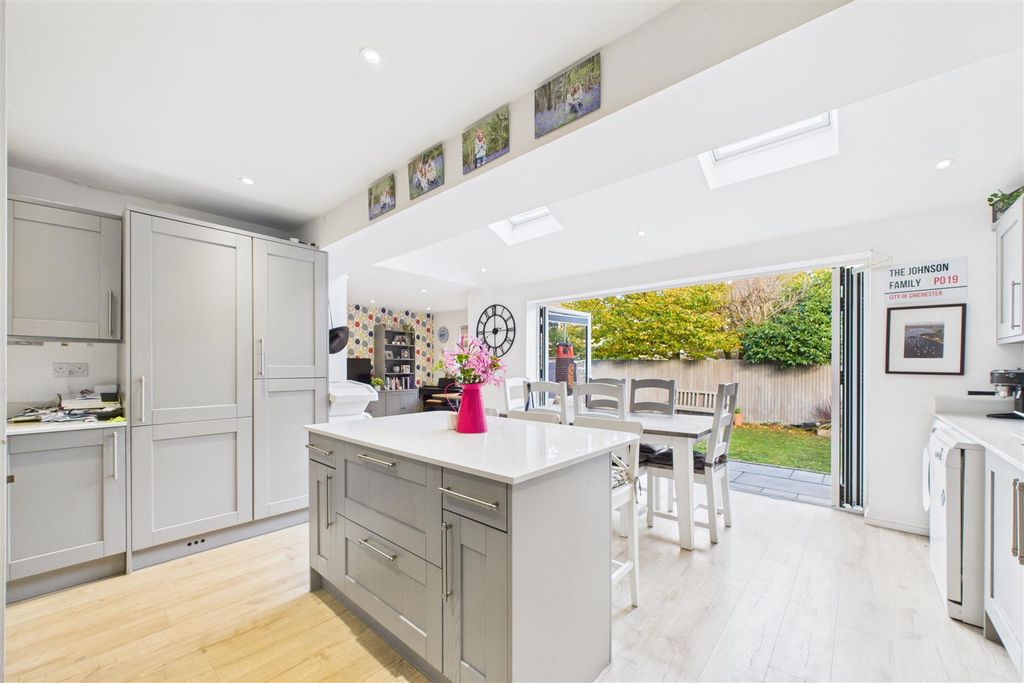 Property photo 3 of 17 Kitchen