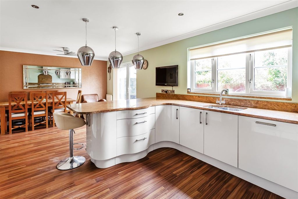 Property photo 2 of 37 65-Arundel-Ave-33.Jpg