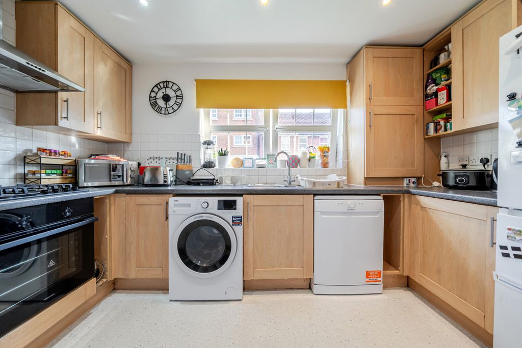 Property photo 3 of 19 Kitchen