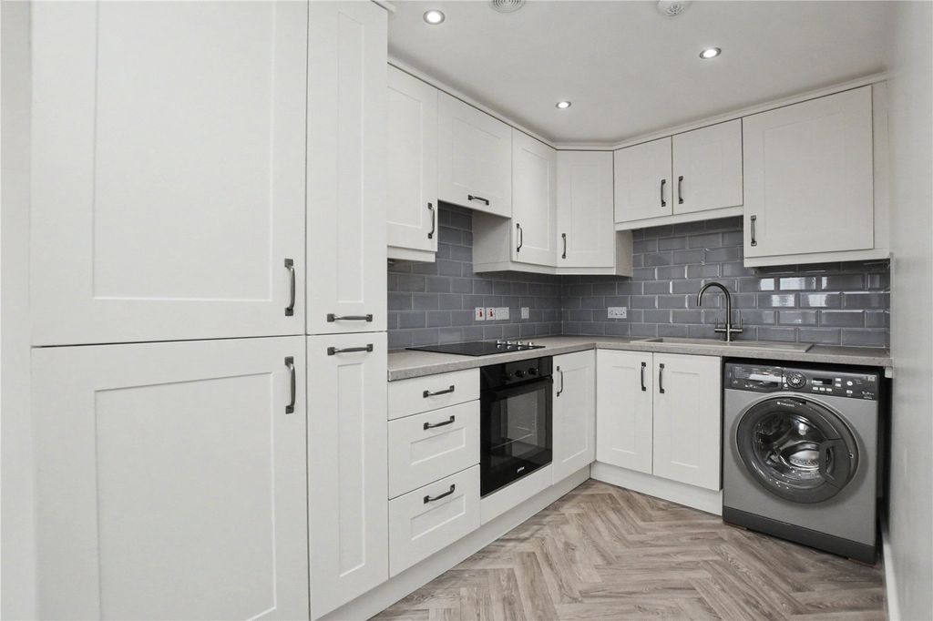 Additional image 12 of 2 bed flat for salePavilion Gardens, Farsley, Pudsey LS28
