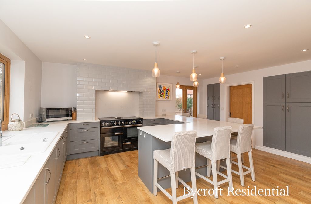 Property photo 2 of 34