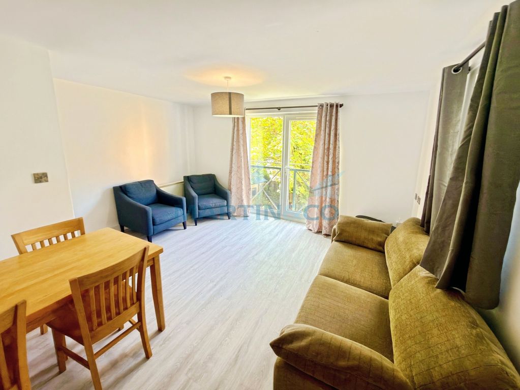 Property photo 1 of 6 F872339E-Liivng