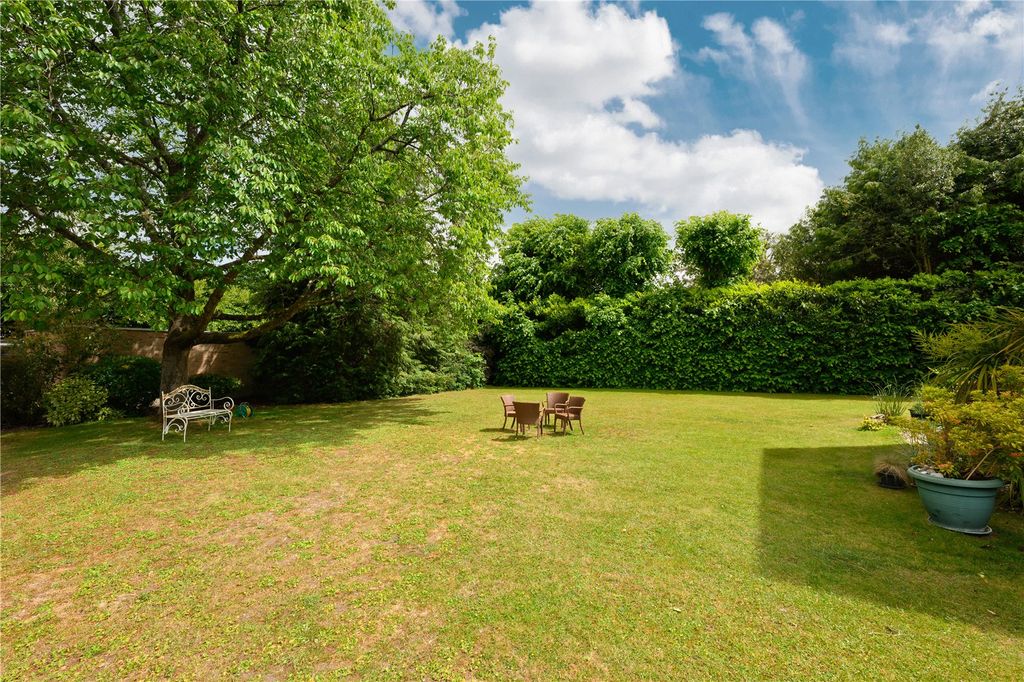 Property photo 3 of 16 Gardens