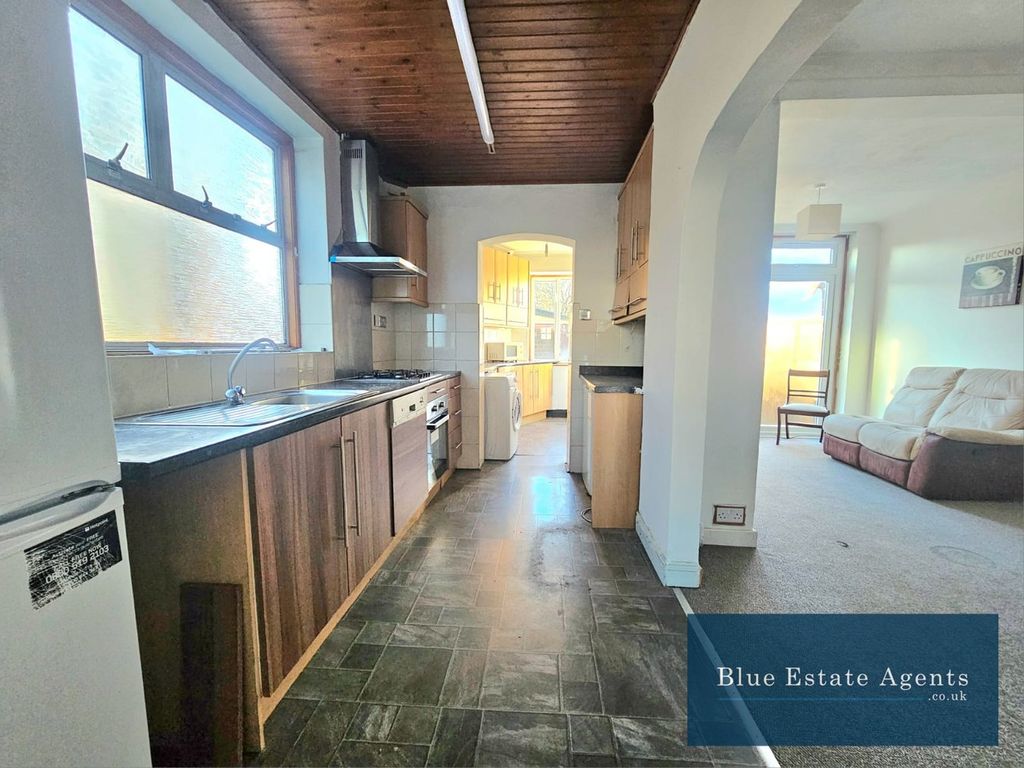 Property photo 3 of 12 Kitchen