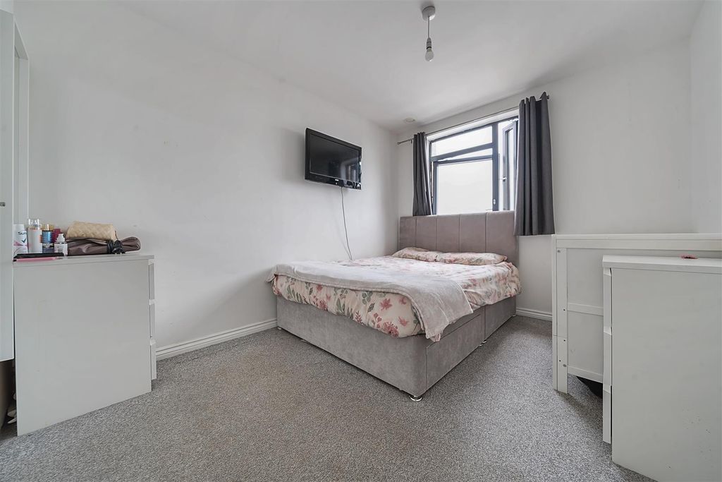 Property photo 3 of 16 Bedroom