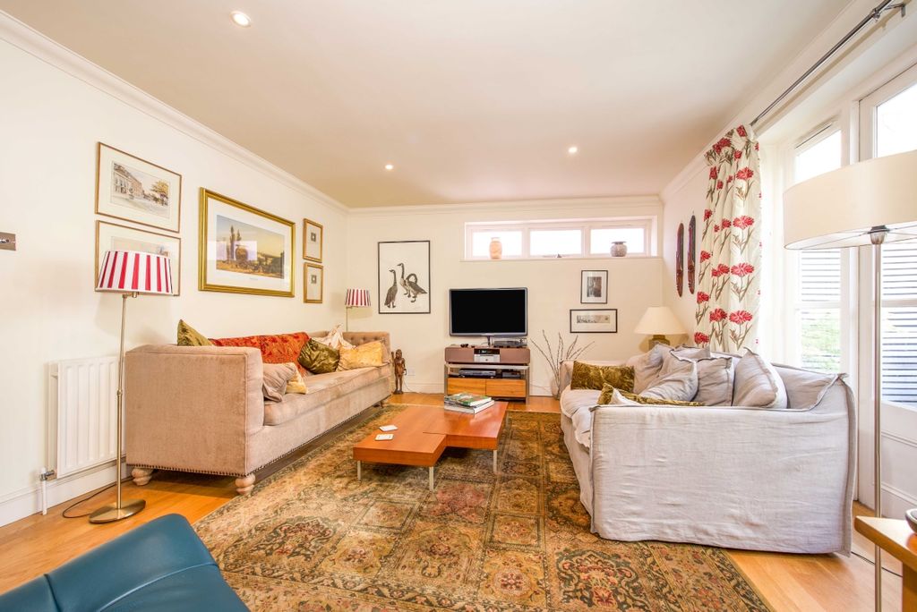 Property photo 3 of 12 Kew Foot Road