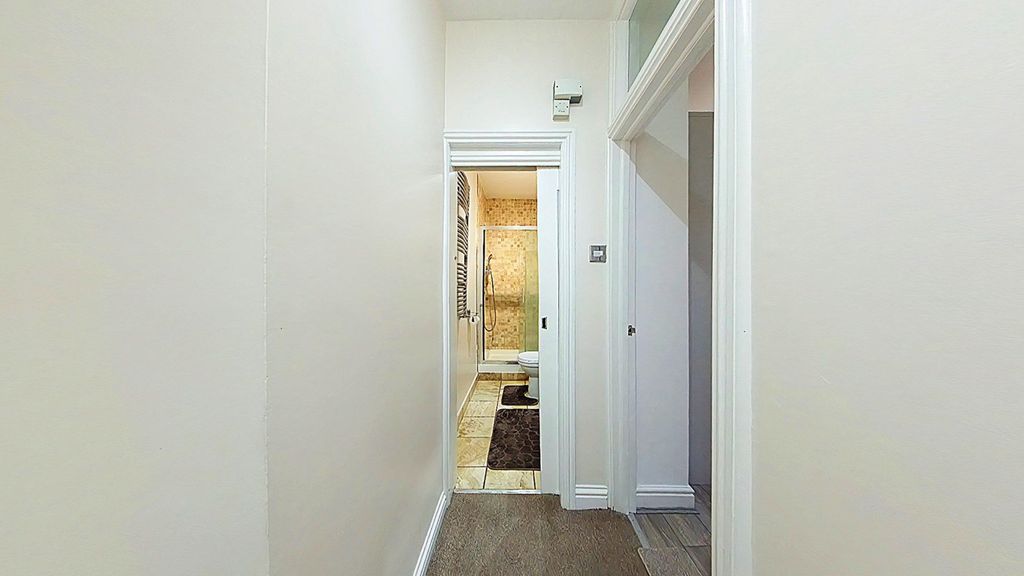 Property photo 3 of 28 Flat 1 Inner Hallway