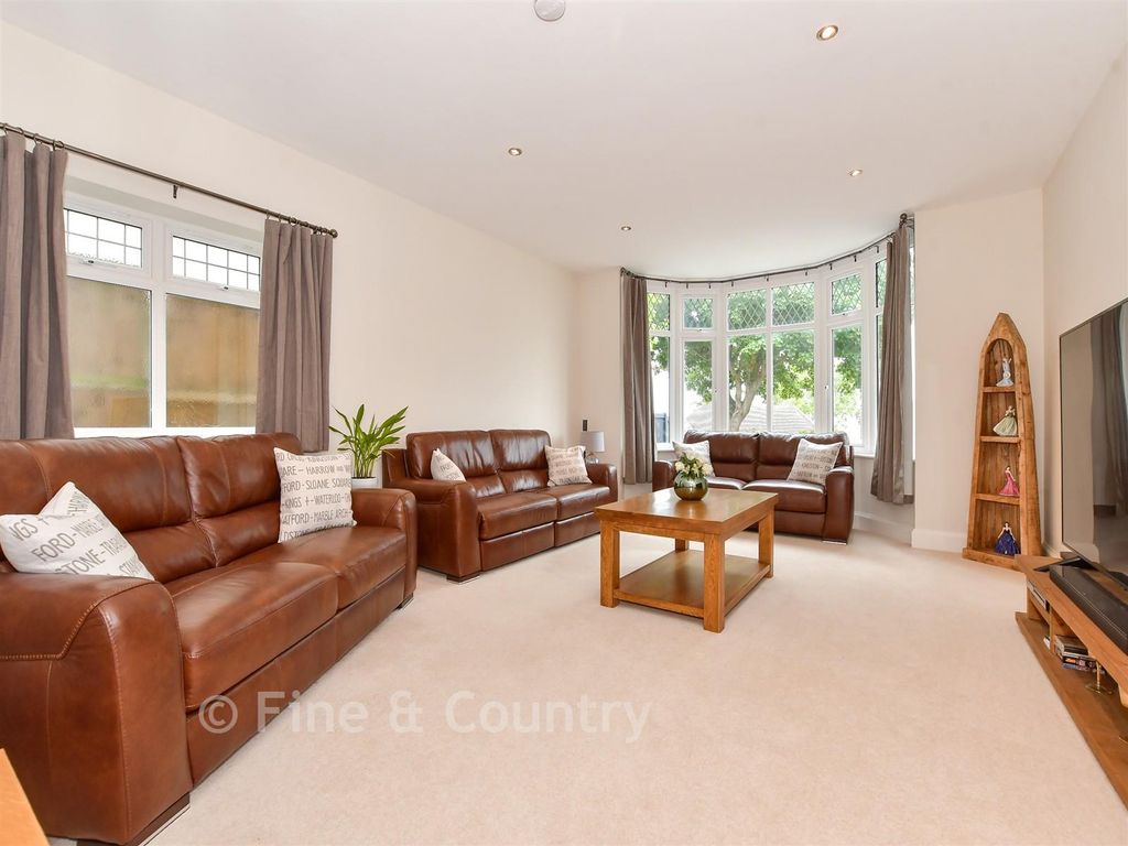 Property photo 3 of 20 Lounge
