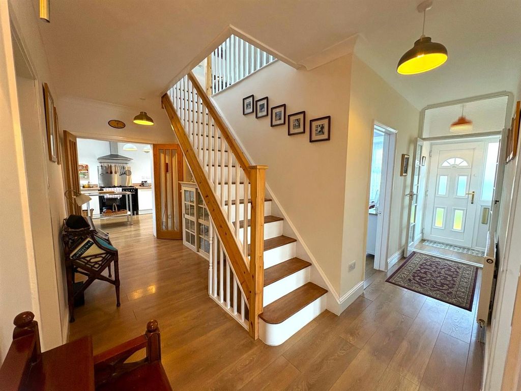 Property photo 3 of 27 Hallway