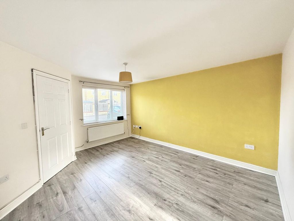 Property photo 3 of 15 Lounge