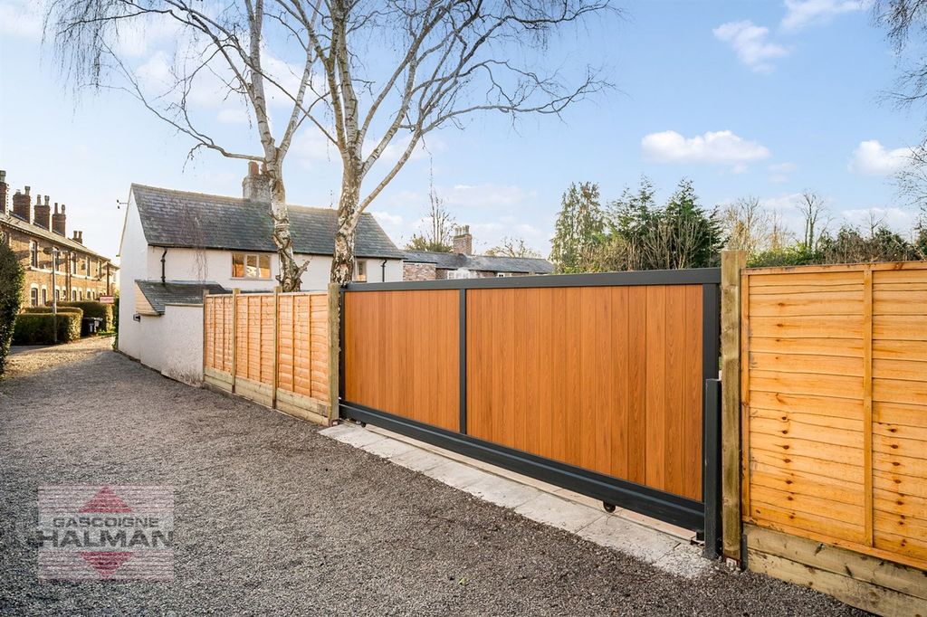 Property photo 2 of 23 Gated Driveway