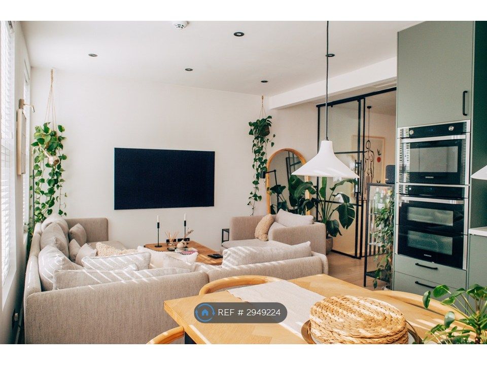 Property photo 1 of 17 Living Room / Kitchen