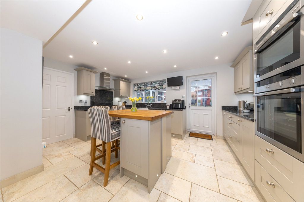 Property photo 2 of 32 Picture No. 15