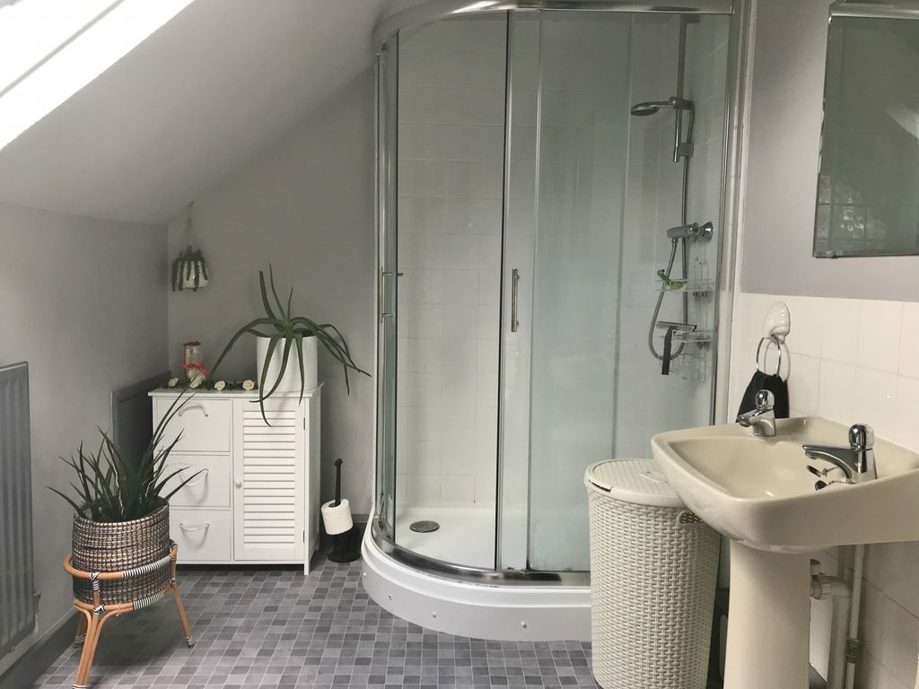 Property photo 3 of 11 Bathroom