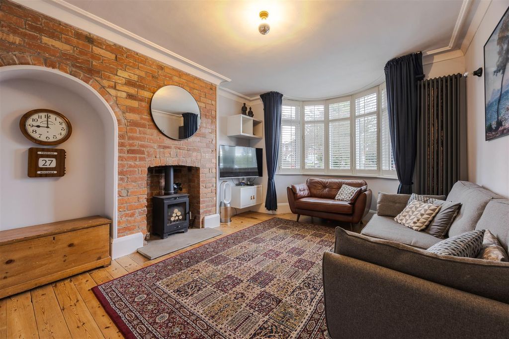 Property photo 2 of 17 Lounge