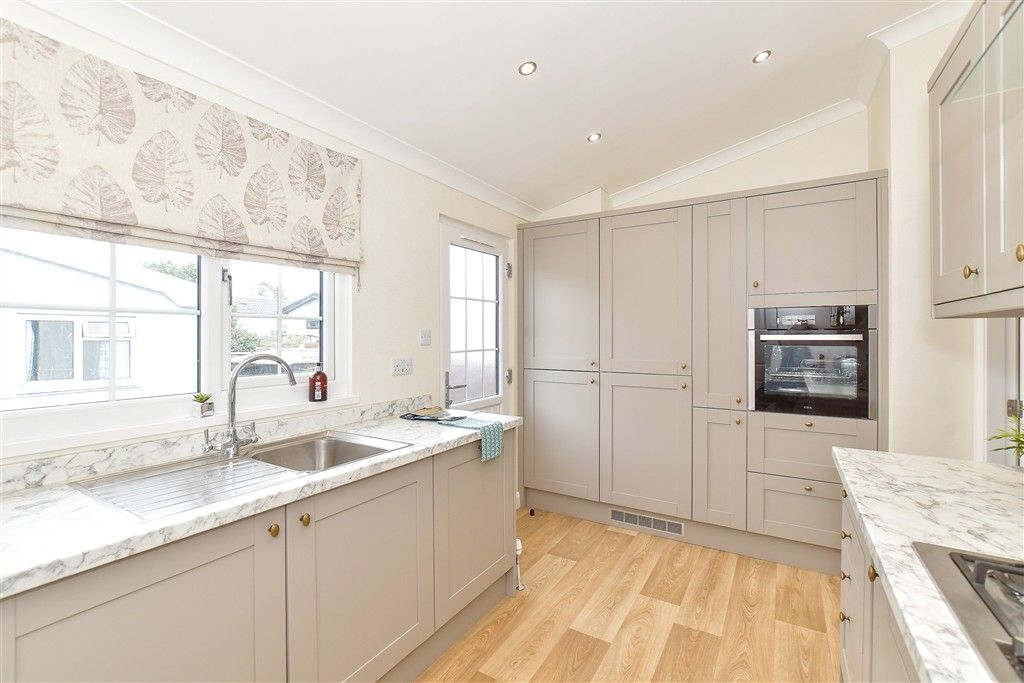 Property photo 3 of 11 Kitchen