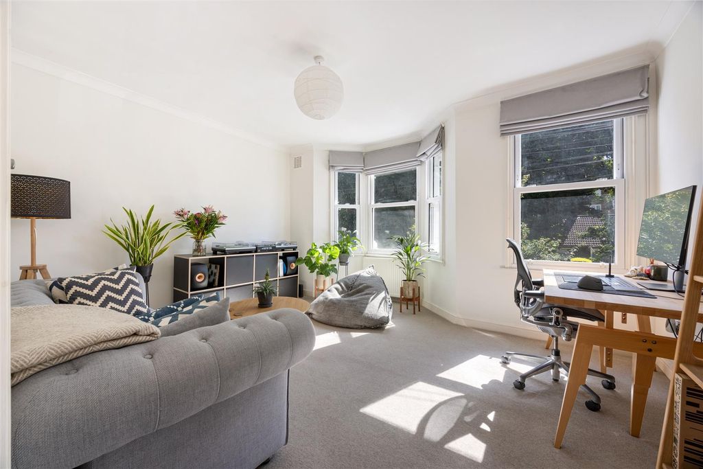 Property photo 2 of 13 Roland Road, E17