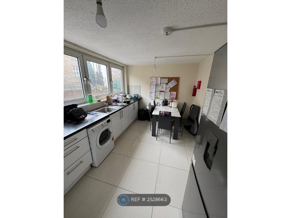 Property photo 3 of 9 Kitchen