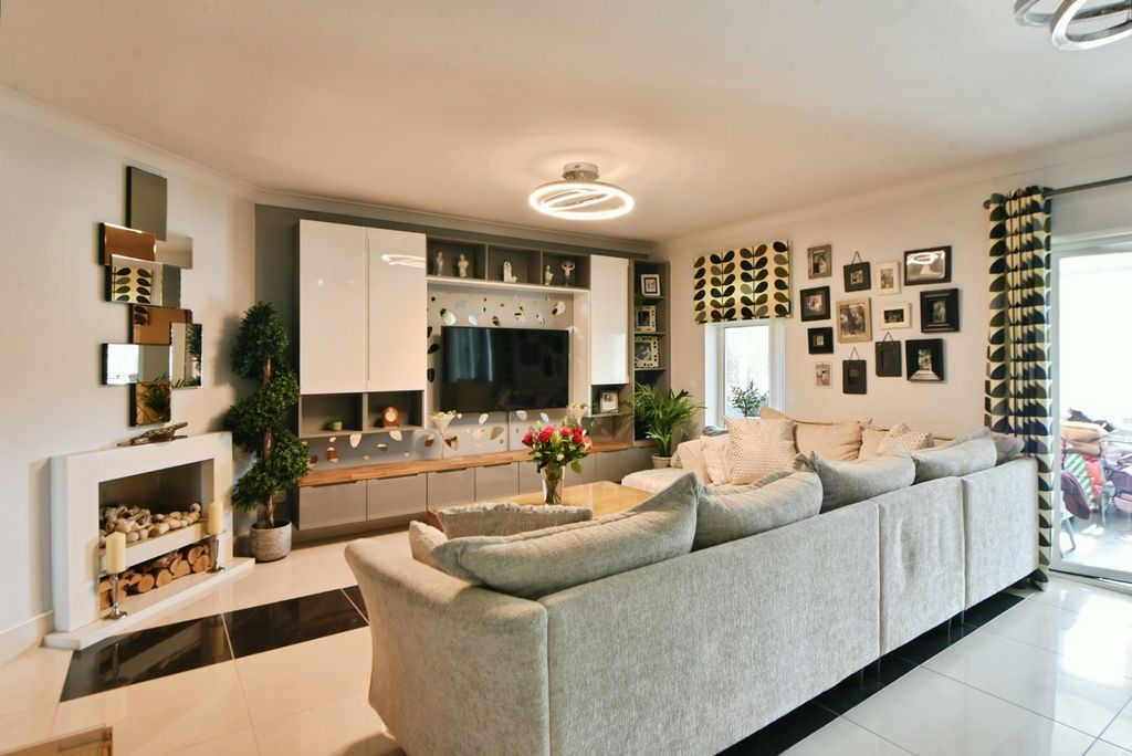 Property photo 3 of 19 Photo