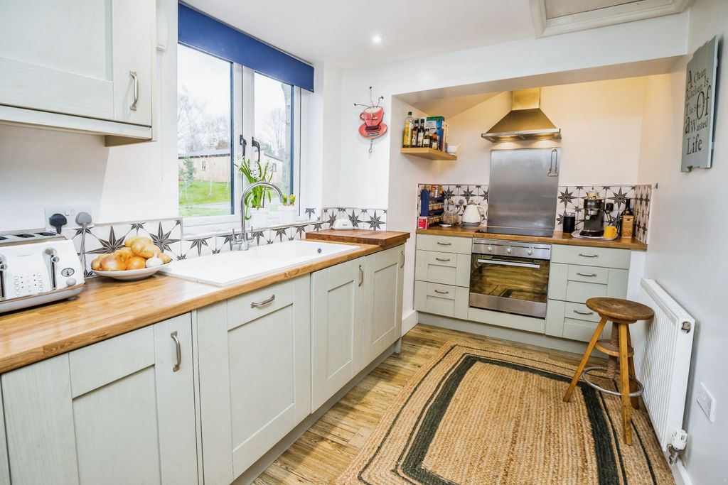 Property photo 3 of 16 Kitchen