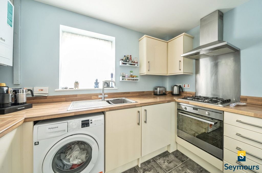 Property photo 3 of 11 Kitchen