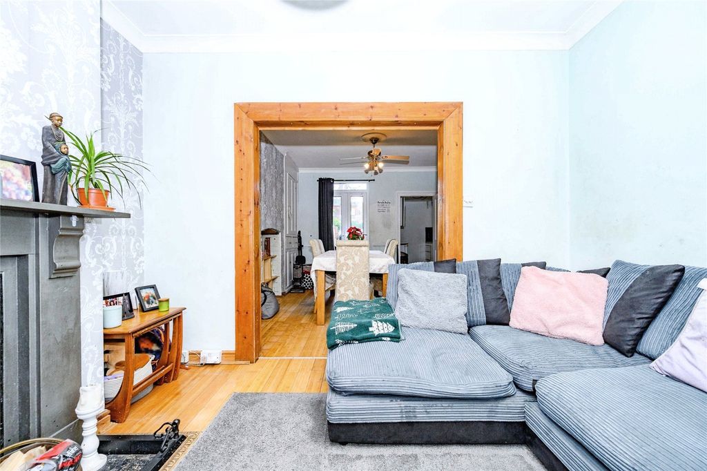 Property photo 3 of 17 Lounge