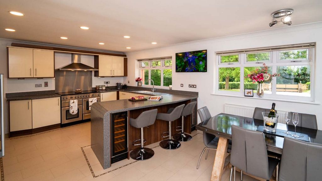 Property photo 2 of 39