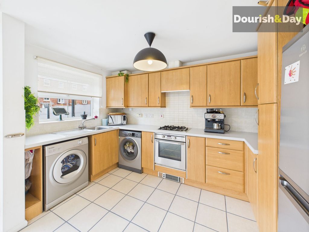 Property photo 2 of 17 Fitted Kitchen