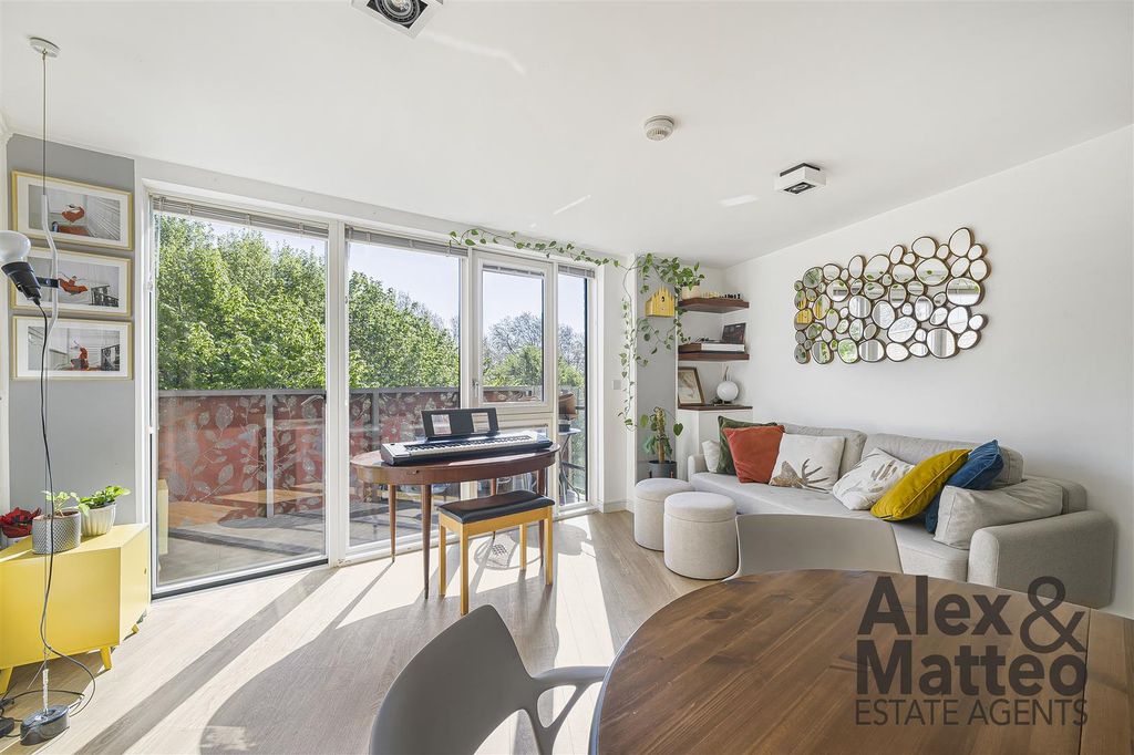 Property photo 2 of 23 Robinia House