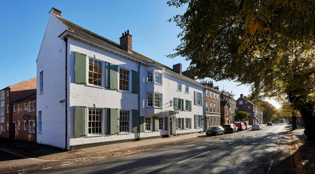 Property photo 2 of 9 The White House 2.Jpeg